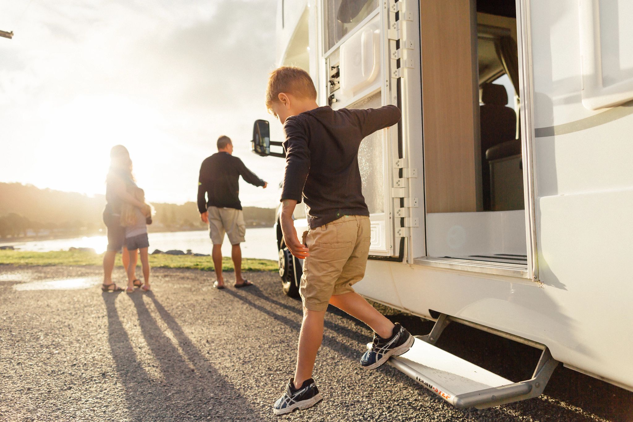Persona che noleggia un camper in Nuova Zelanda